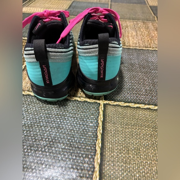 Nike Women's Sneakers in Teal and Pink - Picture 5 of 10